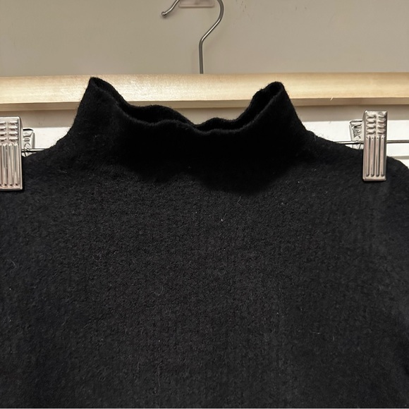 Halston 100% Extra Fine Merino Wool Black Turtleneck Sweater XS - Picture 4 of 8